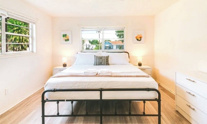 Poiciana Park II Casa | King Bed - Boho 2 bedroom 1 bath minutes from the Beach, Golf, Shopping & Zoo