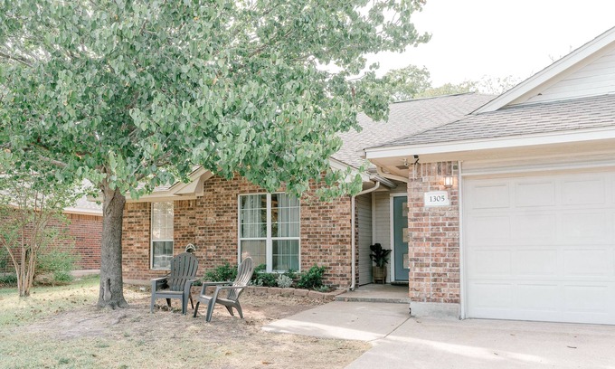 Southern Plantation Casa | King Bed, Clean and cozy 4/2, Aggie Football, Graduation, Santas Wonderland!!