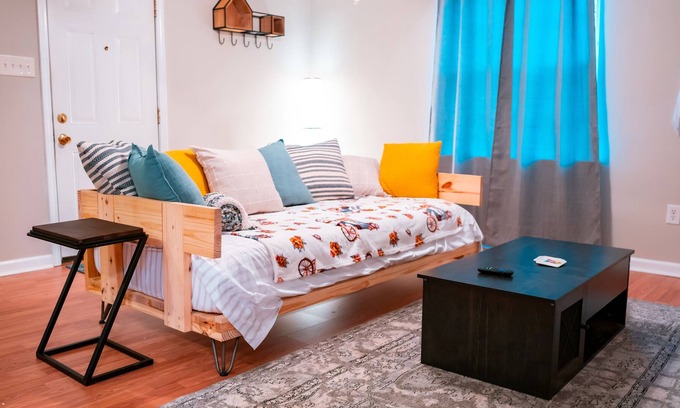 Milneburg Casa | King Bed Close to FQ W/ Off Street Parking