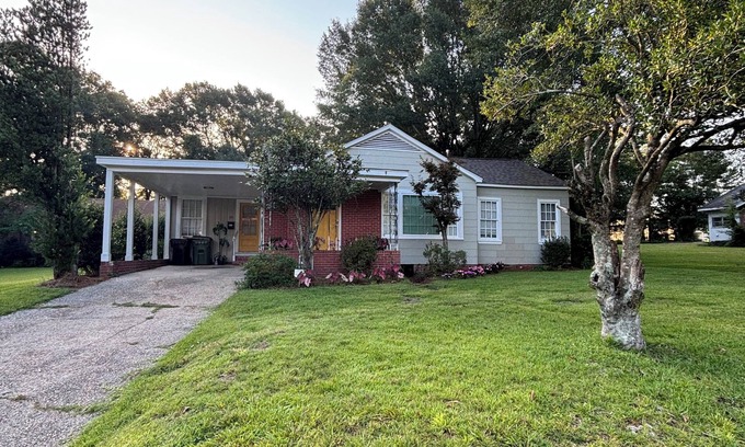 Hattiesburg Casa | KING BED! Cozy 2 Bedroom House Located in the Heart of Hattiesburg