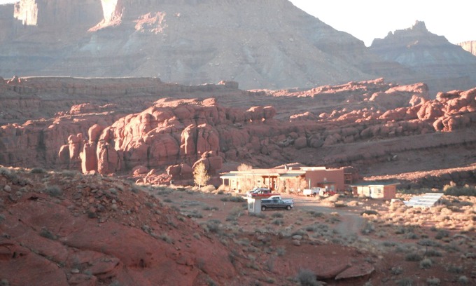 Moab Cabina | Base Camp Adventure Lodge, rey en el porche delantero
