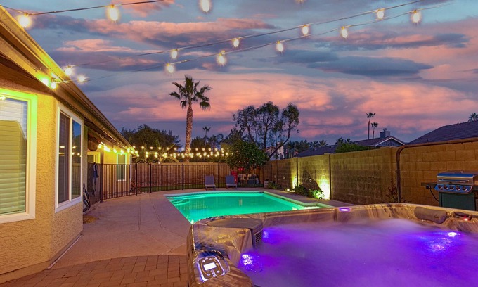 Gilbert Casa | King Bed - Downtown Gilbert - Hot Tub, Pool, Entertainment, Arcades + Projector!
