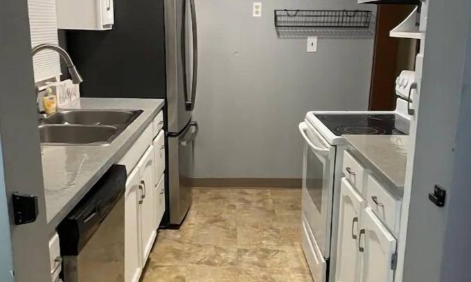 Elmhurst Casa | King Bed - Entire Home - Private corner lot