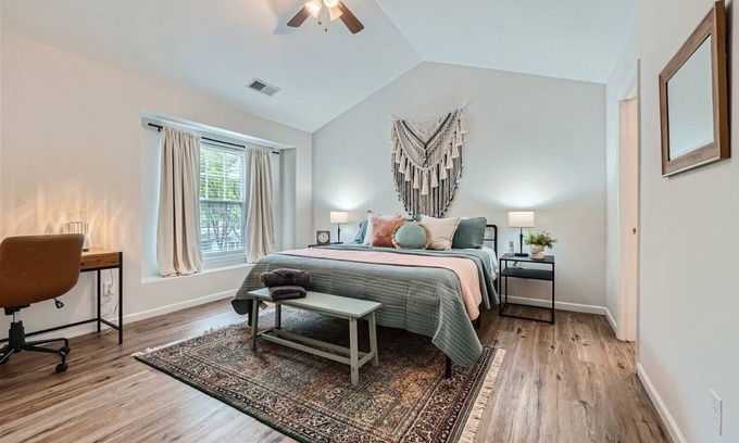 Charlotte Casa | Cama King: casa urbana limpia y acogedora en el área universitaria