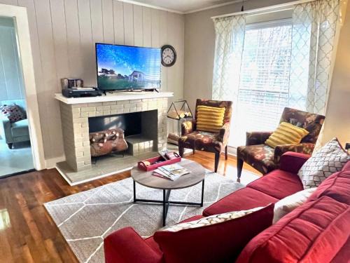 Hattiesburg Casa | KING BED Family Friendly Cottage - Walk to Zoo & Waterpark - Near Downtown & Midtown