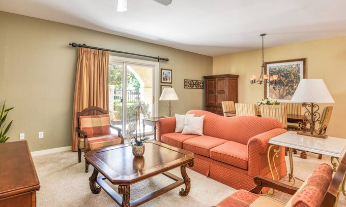 St. Augustine Condominio | King bed - fenced courtyard patio - pool - hot tub - easy access on 1st floor