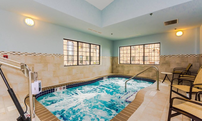 Grand Forks Condominio | ¡Cama tamaño rey! Desayuno gratis. Piscina cubierta y bañera de hidromasaje. 15 minutos a pie de la Universidad de Dakota del Norte.