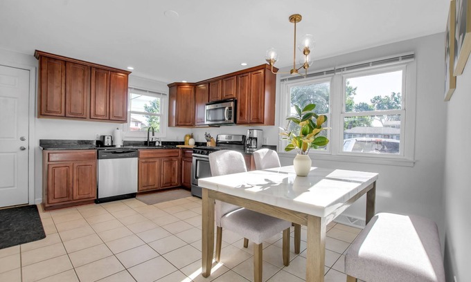 Cheektowaga Casa | King Bed, Fresh & Clean. 3 Bed 1.5 Bath, Extended Stay.