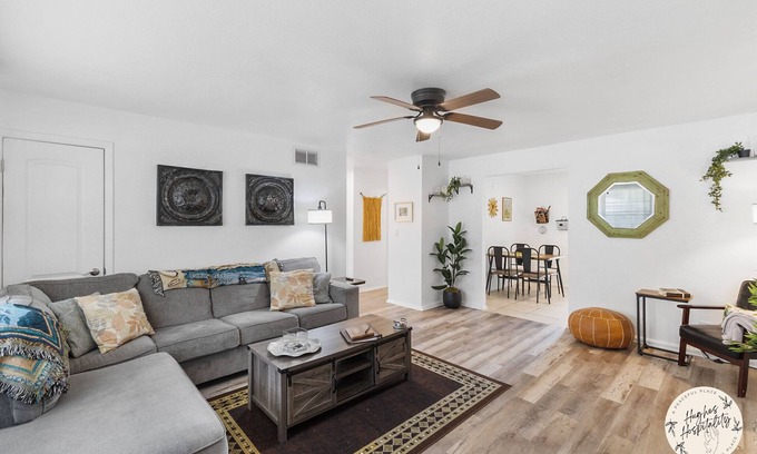 Brentwood Park Casa | KING BED! Games! Central Location. Big Weekly/Monthly Discount!
