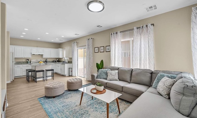 Enterprise Casa | King Bed in Master!