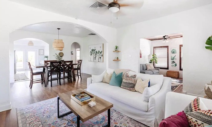 Parker Ridge Cabaña | -KING Bed- Large Kitchen- Private Yard- Walk to NEW Golf Course and Parks