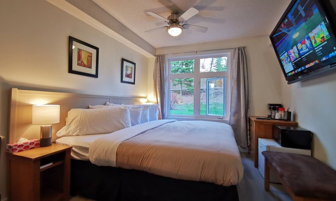 Canmore Condominio | King Bed Lovely 1 BR hotel room cls DT Canmore, Gym, UG Parking
