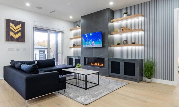 Delta Casa | King Bed Lux Entertainers' Home| Indoor Fireplaces