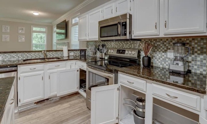 Northeast Raleigh Casa | King Bed | Luxury Family Home | Near Downtown/NCSU