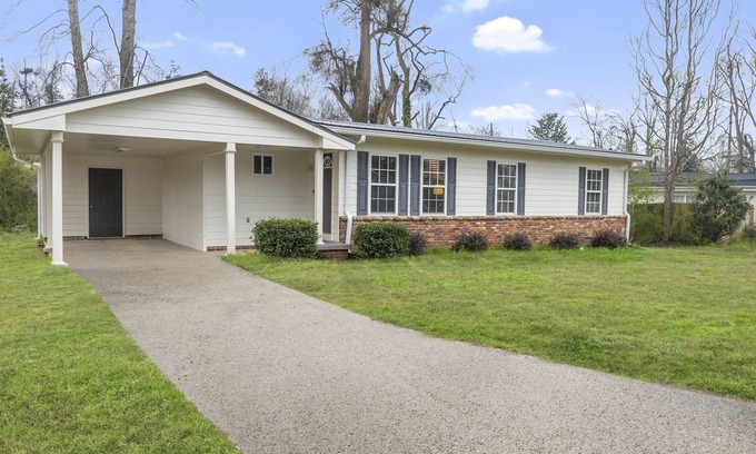 Newnan Casa | King bed 🛌 memory foam mattress fast wi fi 🎊 BBQ grill & close to downtown 😀