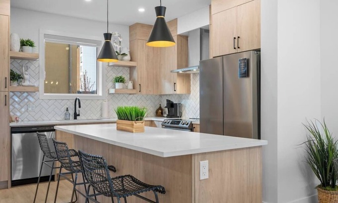 Southwest Calgary Casa | King Bed |Min to DT |3BR |Garage| Chef's Kitchen