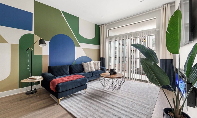 Deep Ellum Apartamento | KING Bed Oasis! Deep Ellum/Gated Parking/Luxe/Close to Major Cities