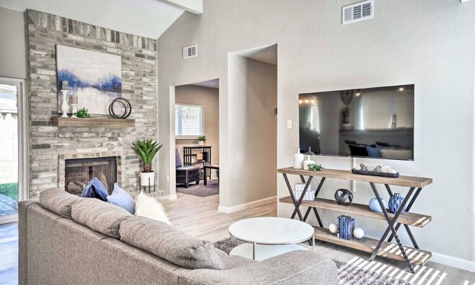 Barker Casa | Game Room/Office in Stylish Family Stay