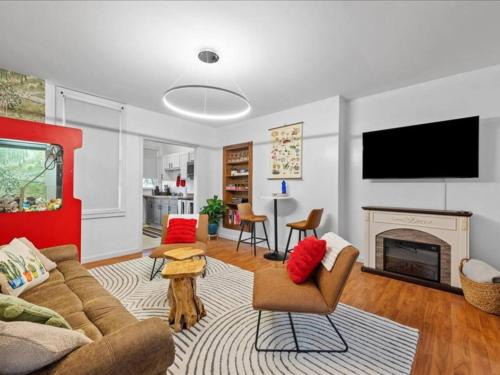 Lawrenceville Casa | King Bed Pet Friendly Retro Inspired