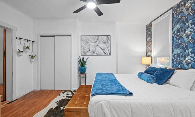 Lawrenceville Apartamento | King Bed, Pet Friendly, Retro-Inspired!