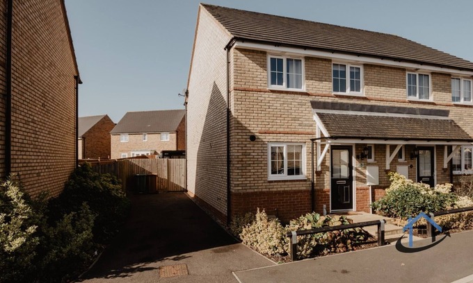 Corby Casa | King bed, pets, corporates, parking x2, fast wifi