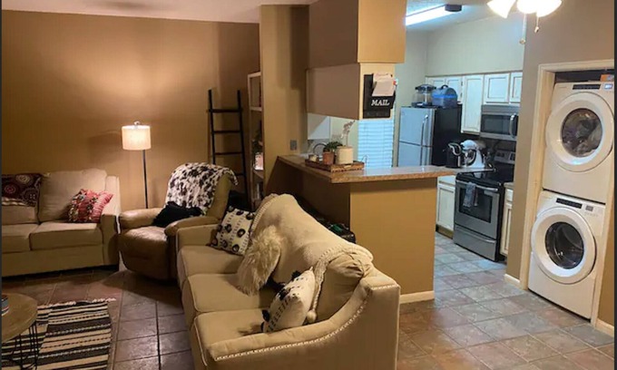 Beaumont Condominio | KING Bed, Pool, TV Sports Pack, WiFi, Washer and Dryer in Unit!