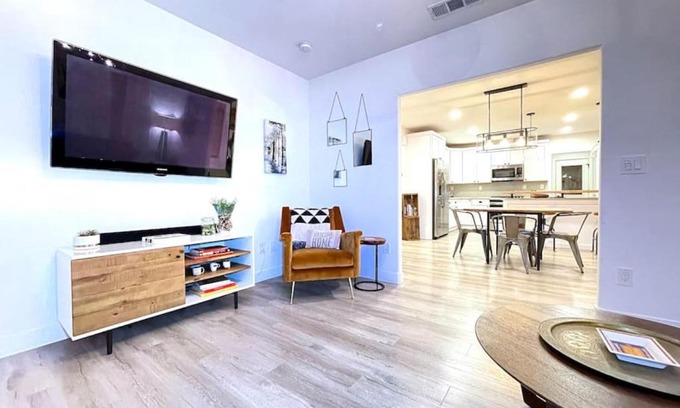 Central Sacramento Casa | King Bed-Private Yard-Driveway Parking