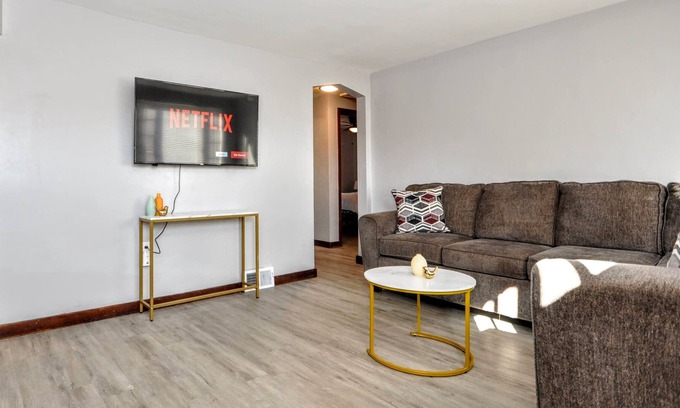 Brentwood Casa | King Bed! Quiet Pittsburgh Home! Close to City!
