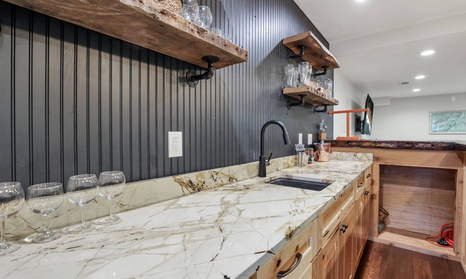 Sugar Grove Casa | King Bed Serenity Retreat Hot Tub/Bar/Game Room