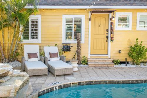 Madeira Beach Hotel | King Bed Step to Madeira Beach Heated Pool Private