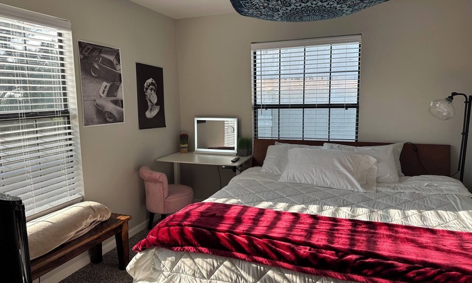 Northwest Colorado Springs Apartamento | King Bed & Steps to Garden of Gods with Pool, HotTub, Sauna and Gym! Share Stay.