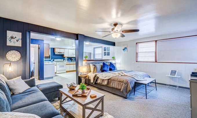 Elmwood Park Apartamento | King Bed Studio | 60" HDTV | Safe | Close to Metra