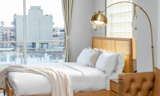 Queens Casa | King Bed Studio with Juliet Balcony - Boutique Family-Owned Gem Near Manhattan