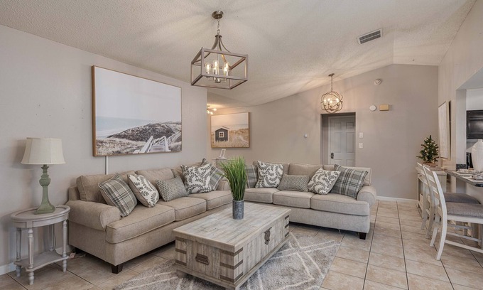 Auburndale Casa | King Bed Suite, Fireside Hot Tub, Gameroom