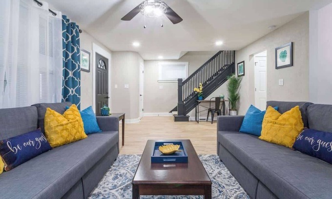 Joliet Casa | Remodeled, King Bed/Spacious and Family-Friendly/Fast Wi-Fi/Free Parking