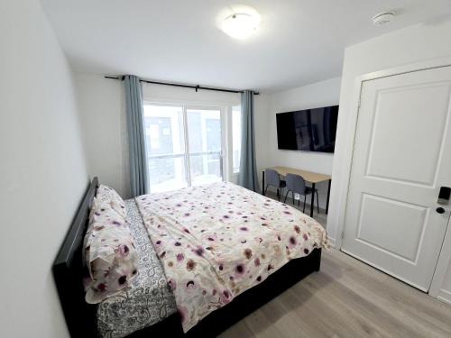 Downsview Casa | King Bed TV Private Ensuite Retreat Bathroom or Economical Double Bed Room