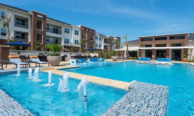 Southeast Houston Apartamento | King Bed w/ Pool View 10 mins from Hobby Airport