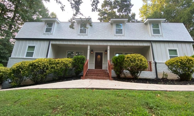 Roswell Apartamento | KING bed + walk to food & nature. Long-Term Okay!
