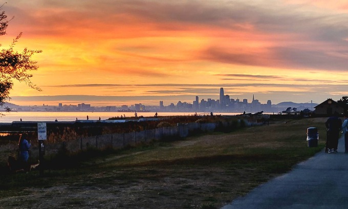 West Alameda Casa | King bed/Walk to the Beach/Garage Parking/Ferry to San Francisco