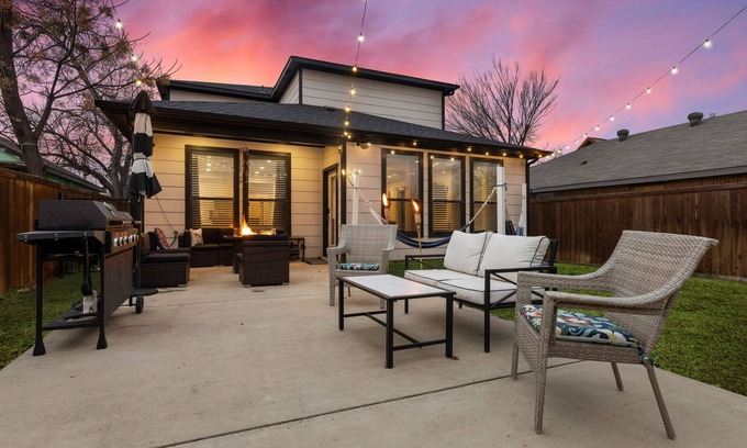 West Dallas Casa | King Bed with Hot Tub, PS4, FirePit, BBQ, Large yard, Garage!