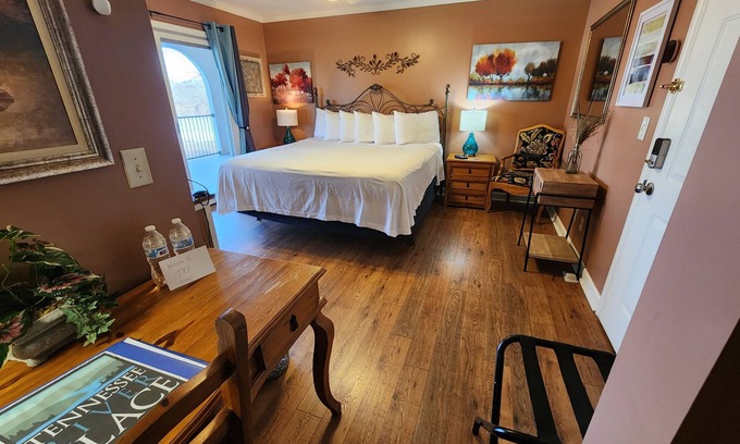 Lookout Valley Neighborhood Association Cabina | King Bed with River Views and Balcony