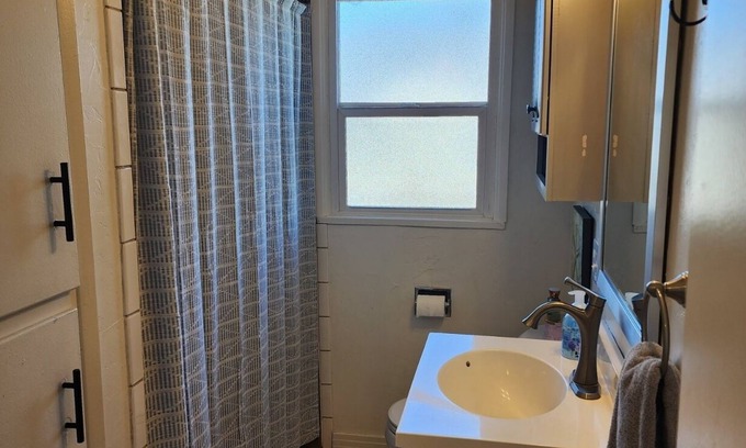 John Day Casa | King bedroom, sleeps 6