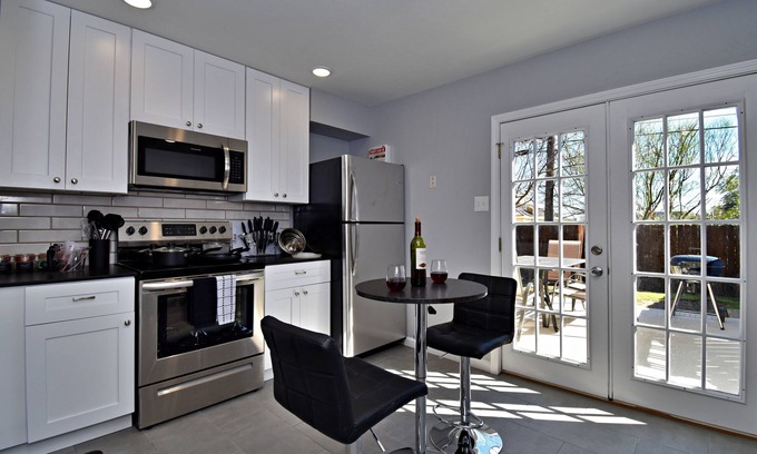 Bryan Casa | ✪ King Beds ✔ 2 Bdr Townhouse w/ Private Backyard