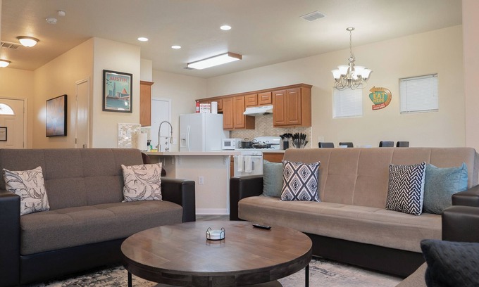 Austin Casa | ✪ King Beds ✔ 3 Bdr Townhouse w/ Private Backyard