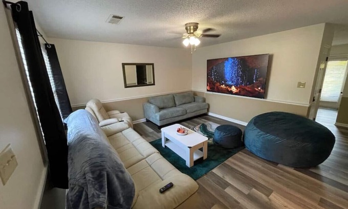 Commerce Apartamento | ✨ ⚡️ ☄️King Beds, 86" RokuTV, Massage: Comfort Haven