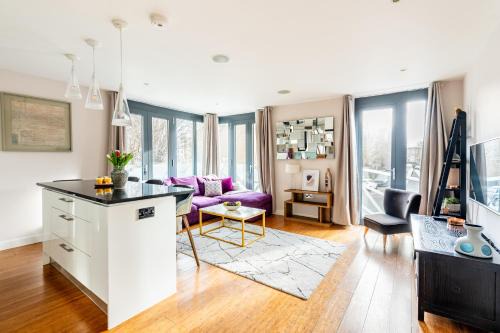 Colville Apartamento | King beds apartment with en-suite, private balcony and elevator by iconic Portobello Market