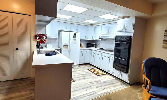 Holiday Island Condominio | Bañera de Hidromasaje para 6 personas con vistas al lago, camas extragrandes, chimenea y jacuzzi.
