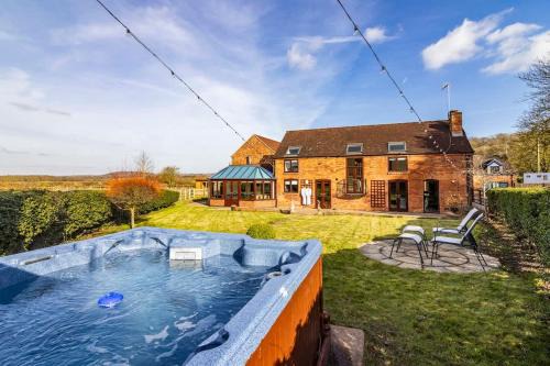 Bunny Casa | King Beds Hot Tub Games Room BBQ
