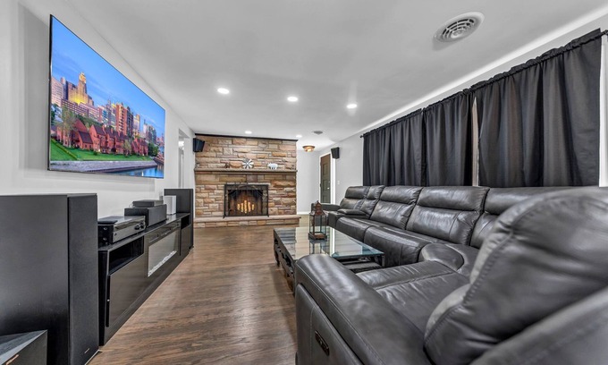 Crittenden Casa | King Beds, Luxe Bath and Game Room