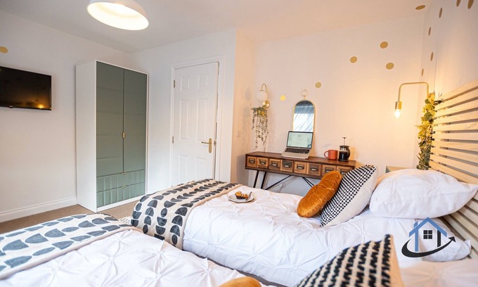 Thrapston Casa | King beds, parking, workspace, wi-fi, corporates, pets